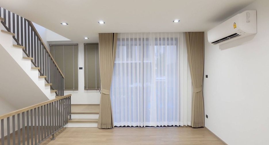 For sale 3 bedrooms townhouse in Wang Thonglang, Bangkok