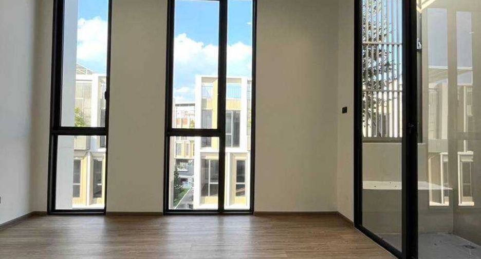 For sale 3 bedrooms townhouse in Wang Thonglang, Bangkok