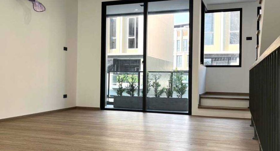 For sale 3 bedrooms townhouse in Wang Thonglang, Bangkok