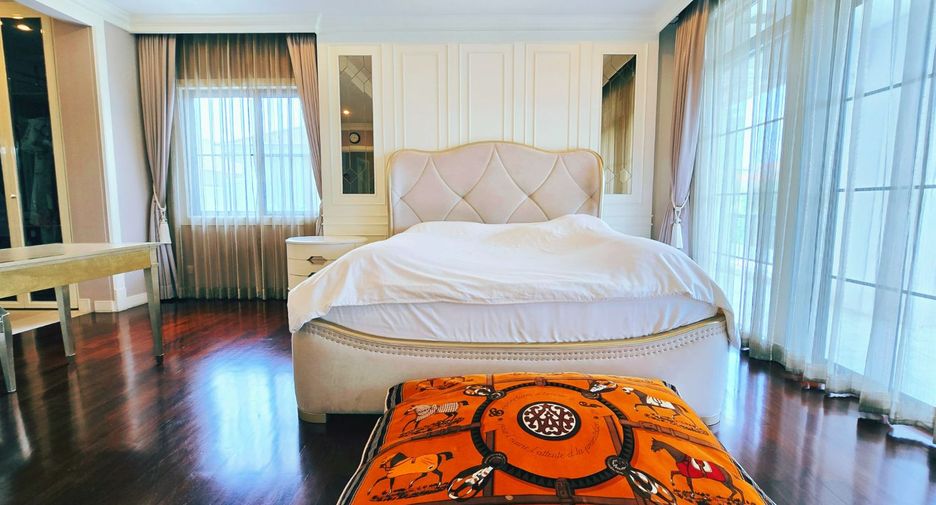For sale 4 bedrooms house in Taling Chan, Bangkok