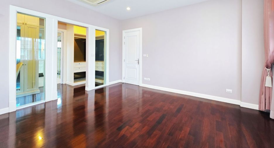 For sale 4 bedrooms house in Taling Chan, Bangkok