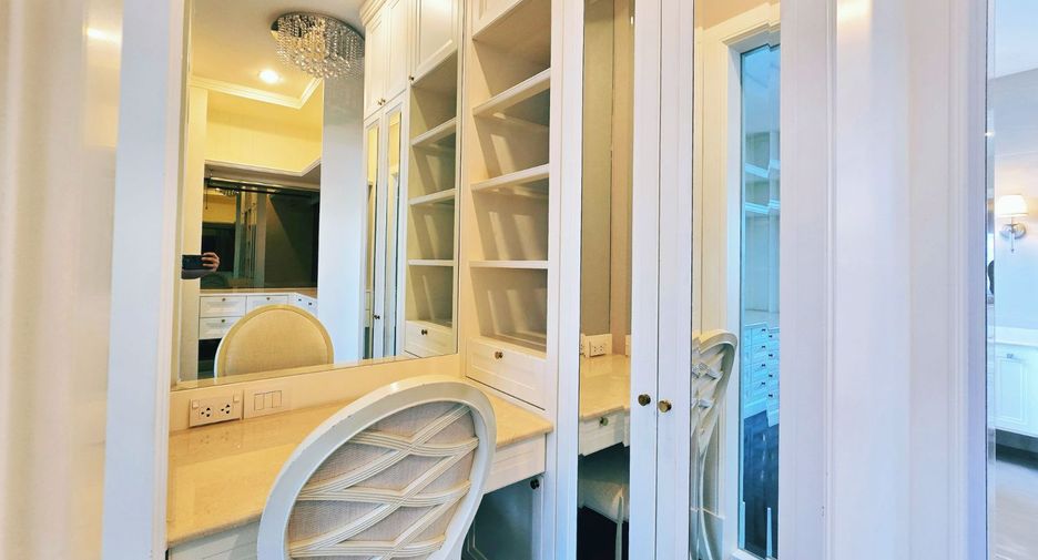 For sale 4 bedrooms house in Taling Chan, Bangkok