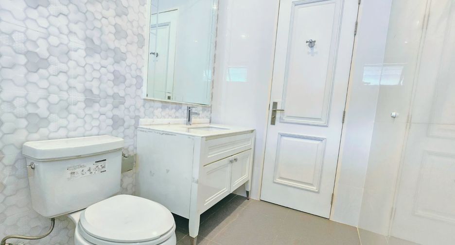 For sale 4 bedrooms house in Taling Chan, Bangkok