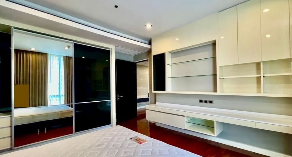 For rent 3 bedrooms condo in Khlong Toei, Bangkok