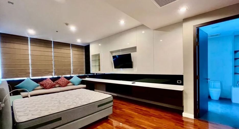 For rent 3 bedrooms condo in Khlong Toei, Bangkok