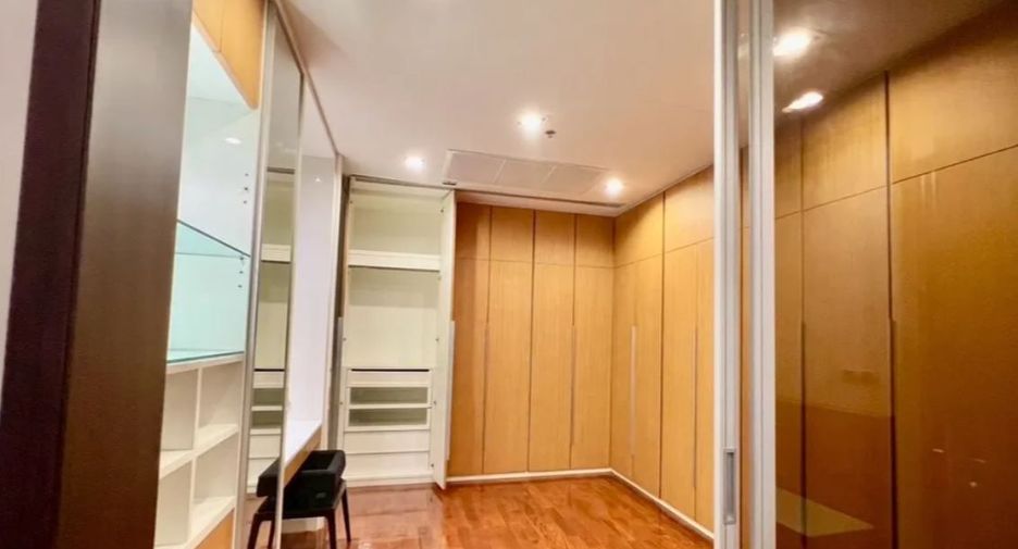 For rent 3 bedrooms condo in Khlong Toei, Bangkok
