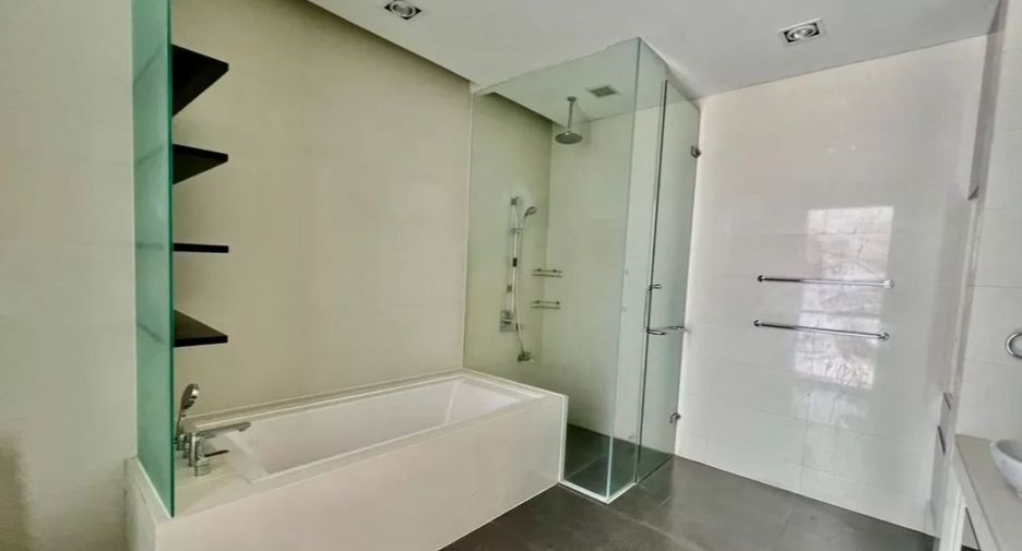 For rent 3 bedrooms condo in Khlong Toei, Bangkok