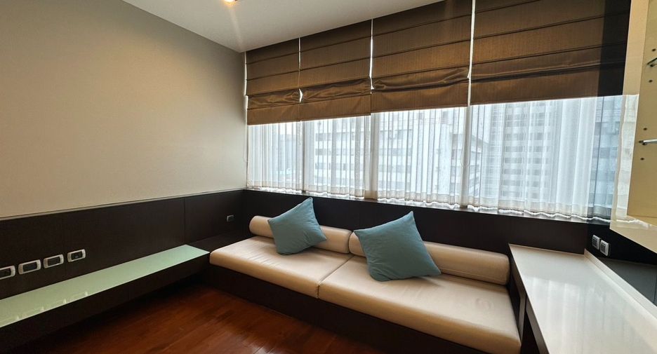 For rent 3 bedrooms condo in Khlong Toei, Bangkok