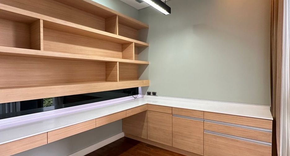 For rent 3 bedrooms condo in Khlong Toei, Bangkok