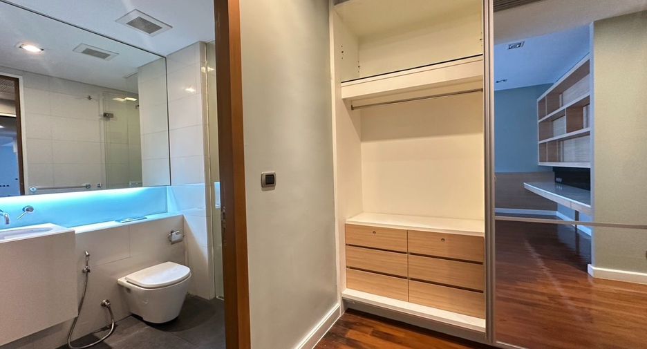 For rent 3 bedrooms condo in Khlong Toei, Bangkok
