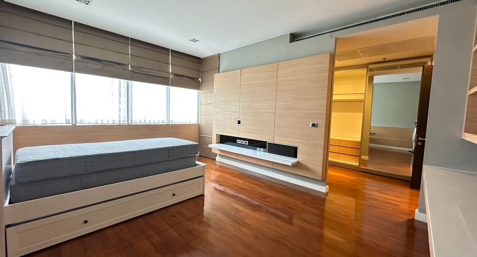 For rent 3 bedrooms condo in Khlong Toei, Bangkok