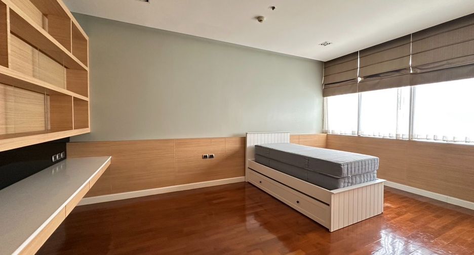 For rent 3 bedrooms condo in Khlong Toei, Bangkok