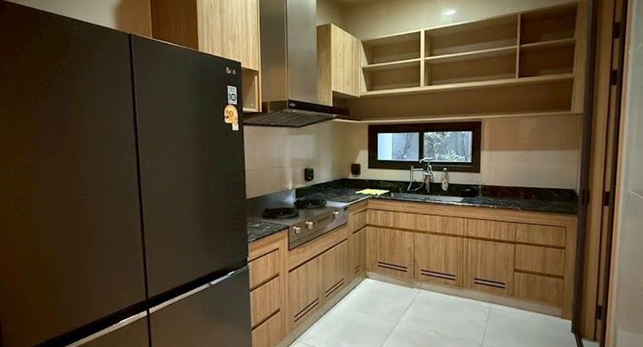 For sale 5 bedrooms house in Suan Luang, Bangkok