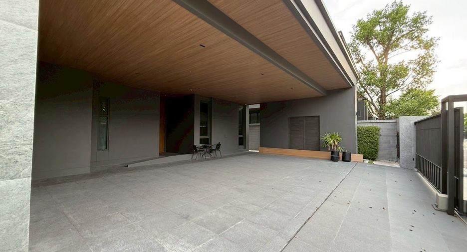 For sale 5 bedrooms house in Suan Luang, Bangkok