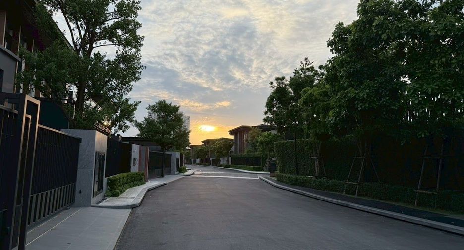 For sale 5 bedrooms house in Suan Luang, Bangkok