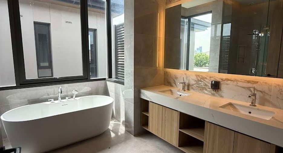 For sale 5 bedrooms house in Suan Luang, Bangkok