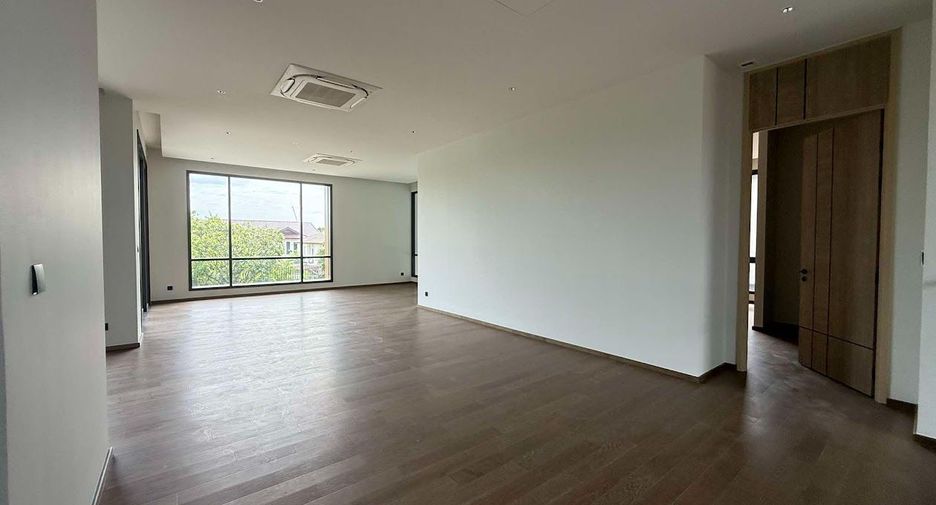 For sale 5 bedrooms house in Suan Luang, Bangkok