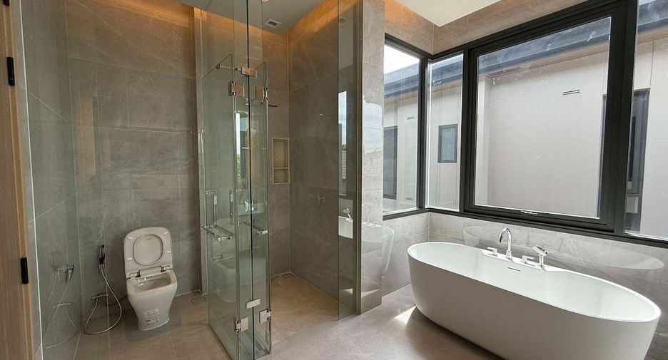 For sale 5 bedrooms house in Suan Luang, Bangkok