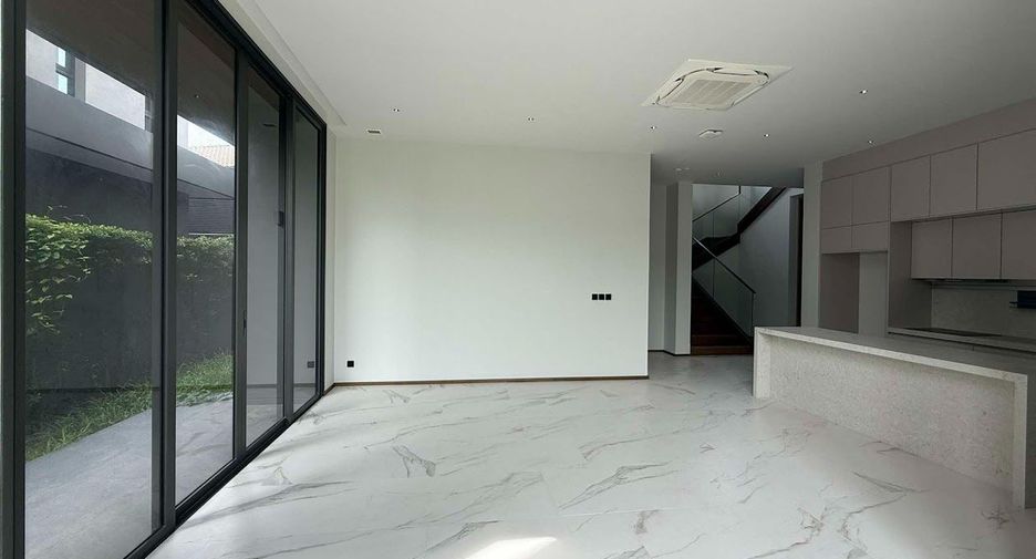 For sale 5 bedrooms house in Suan Luang, Bangkok