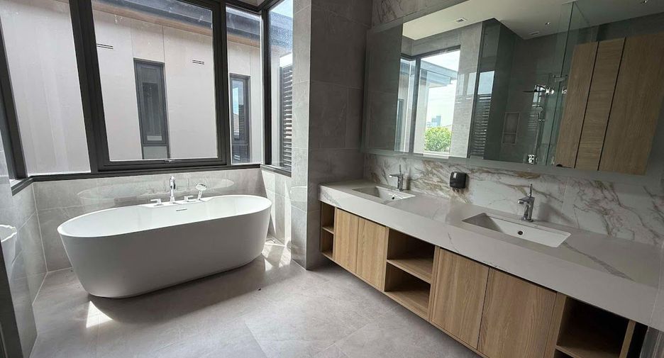 For sale 5 bedrooms house in Suan Luang, Bangkok