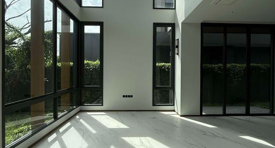 For sale 5 bedrooms house in Suan Luang, Bangkok