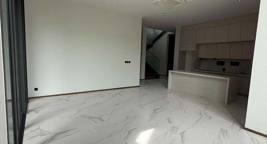 For sale 5 bedrooms house in Suan Luang, Bangkok