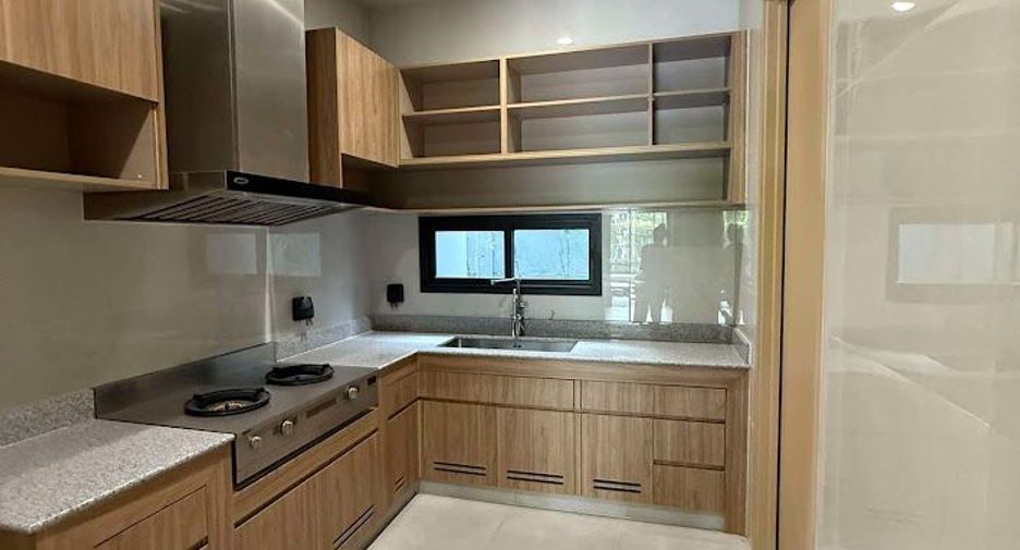 For sale 5 bedrooms house in Suan Luang, Bangkok