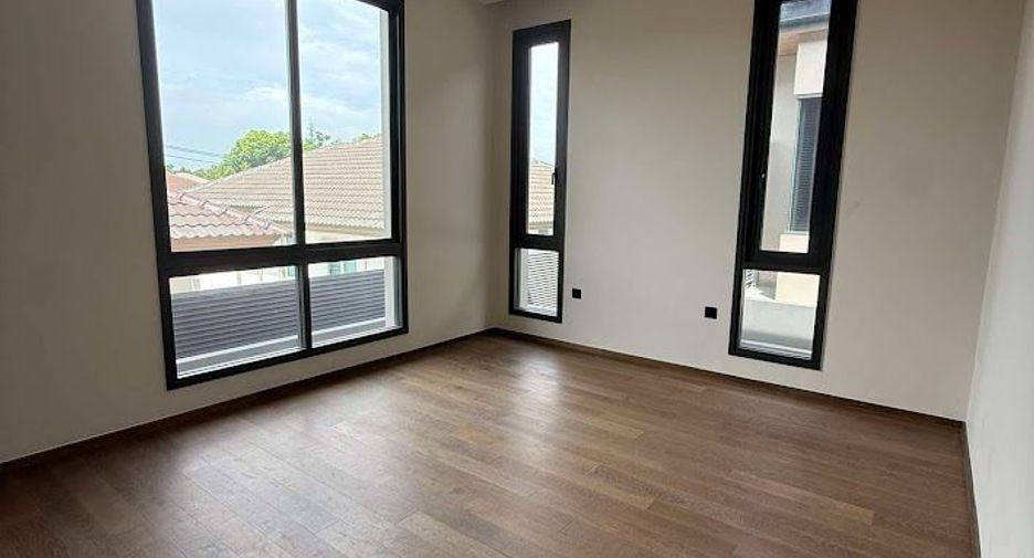 For sale 5 bedrooms house in Suan Luang, Bangkok