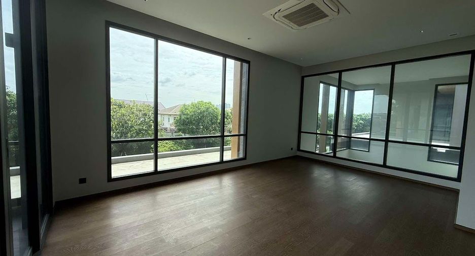 For sale 5 bedrooms house in Suan Luang, Bangkok