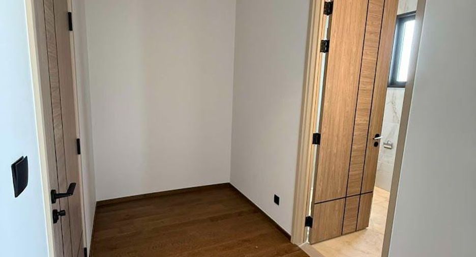 For sale 5 bedrooms house in Suan Luang, Bangkok