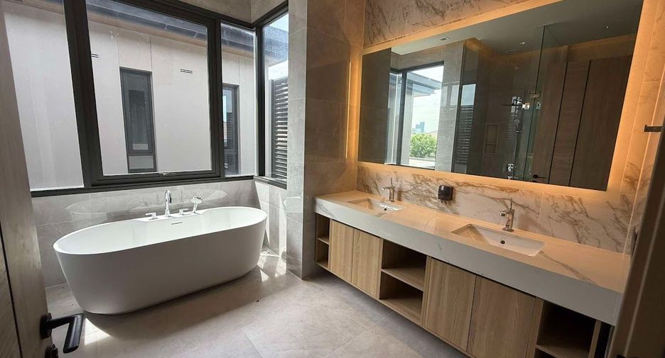 For sale 5 bedrooms house in Suan Luang, Bangkok