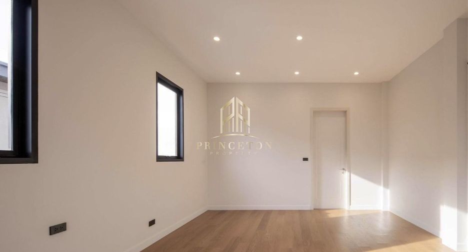 For sale 5 bedrooms house in Saphan Sung, Bangkok