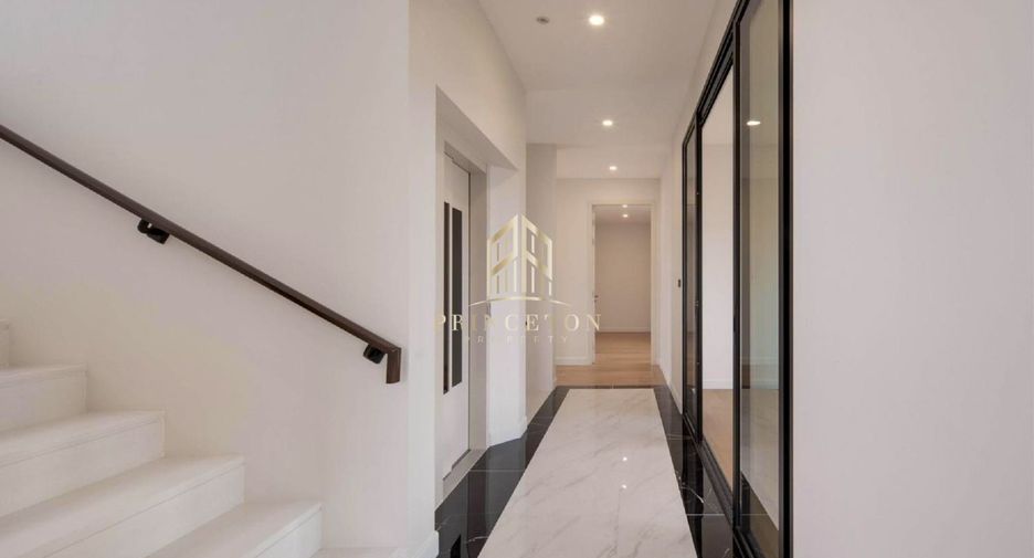 For sale 5 bedrooms house in Saphan Sung, Bangkok