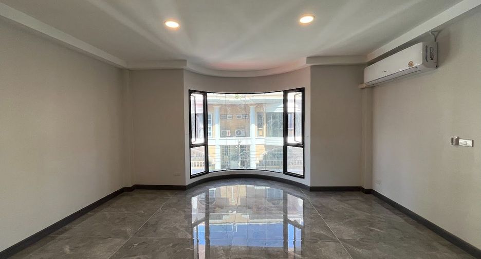 Reihenhaus zur Miete mit 5 Zimmer in Watthana, Bangkok