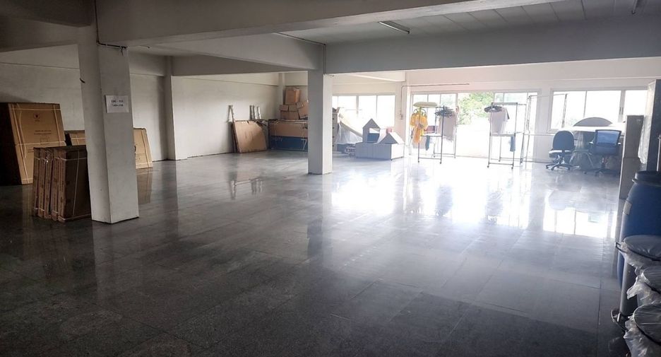 For sale 3 bedrooms retail Space in Lat Phrao, Bangkok