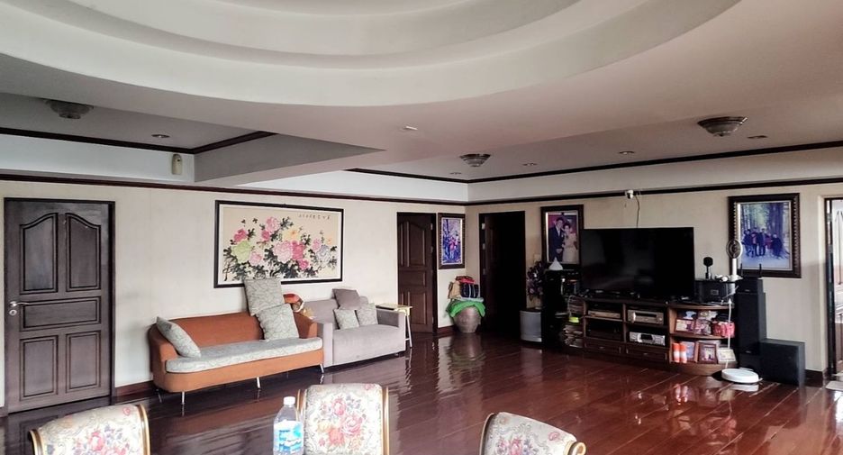 For sale 3 bedrooms retail Space in Lat Phrao, Bangkok