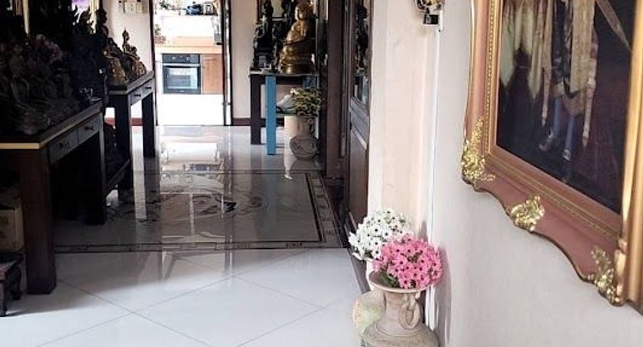 For sale 3 bedrooms retail Space in Lat Phrao, Bangkok