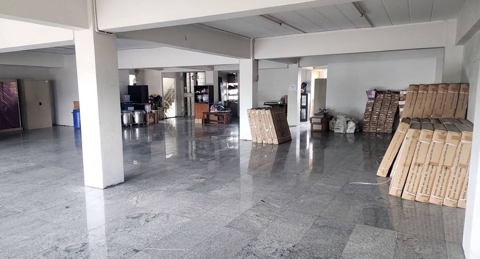 For sale 3 bedrooms retail Space in Lat Phrao, Bangkok