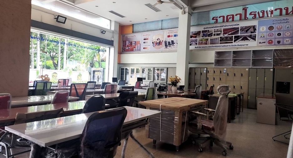 For sale 3 bedrooms retail Space in Lat Phrao, Bangkok