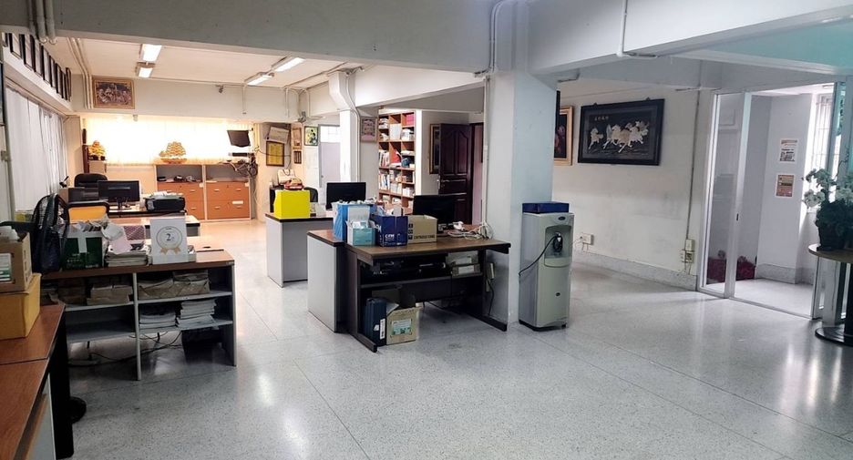 For sale 3 bedrooms retail Space in Lat Phrao, Bangkok