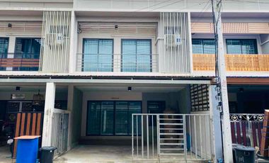 À vendre 3 chambres maison de ville à Thanyaburi, Pathum Thani