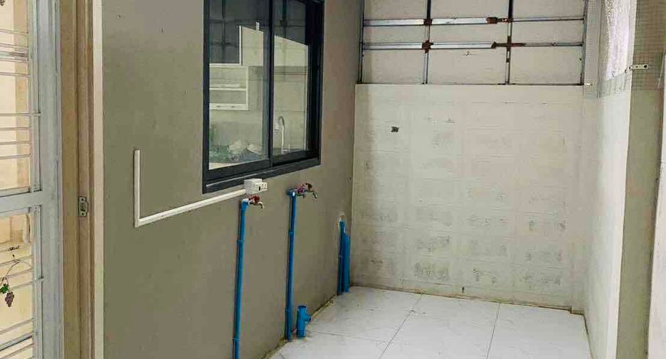 Casa adosada en venta de 3 habitaciones en Thanyaburi, Pathum Thani