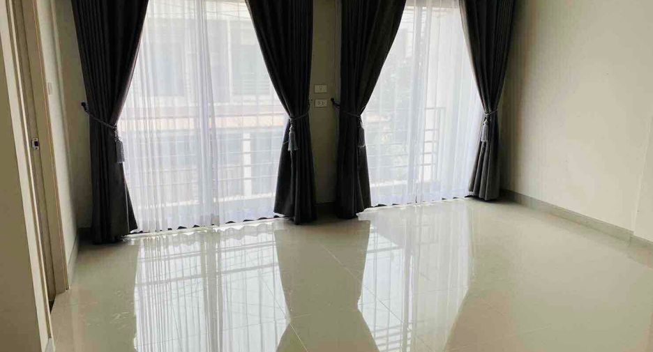 Casa adosada en venta de 3 habitaciones en Thanyaburi, Pathum Thani