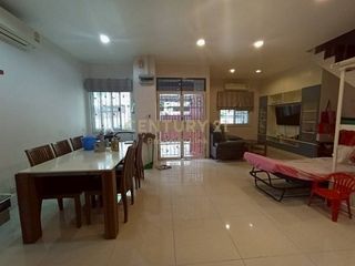 For sale 4 bedrooms townhouse in Huai Khwang, Bangkok