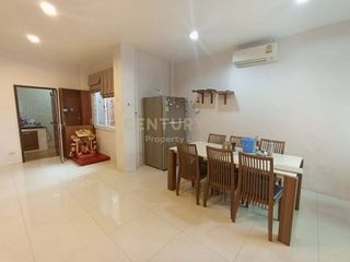 For sale 4 bedrooms townhouse in Huai Khwang, Bangkok