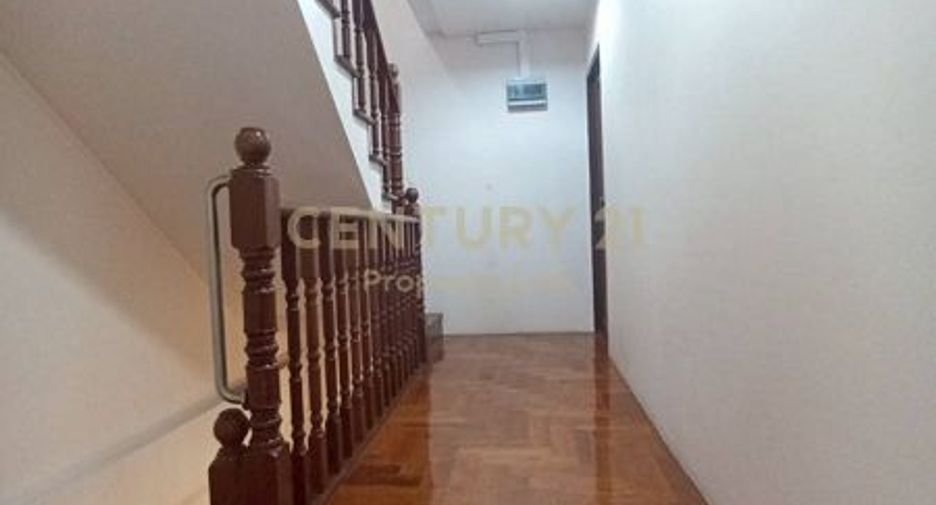 For sale 4 bedrooms townhouse in Huai Khwang, Bangkok