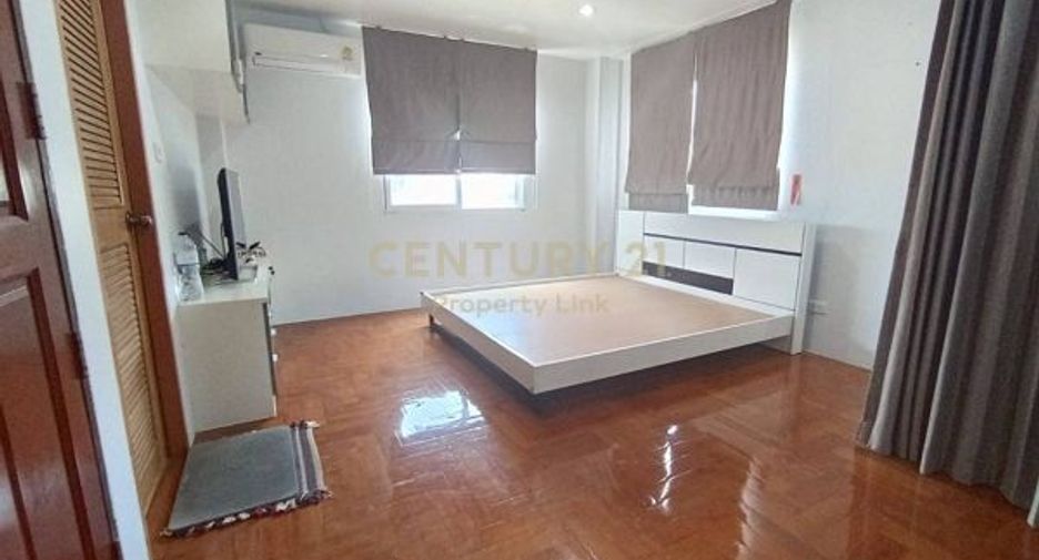 For sale 4 bedrooms townhouse in Huai Khwang, Bangkok