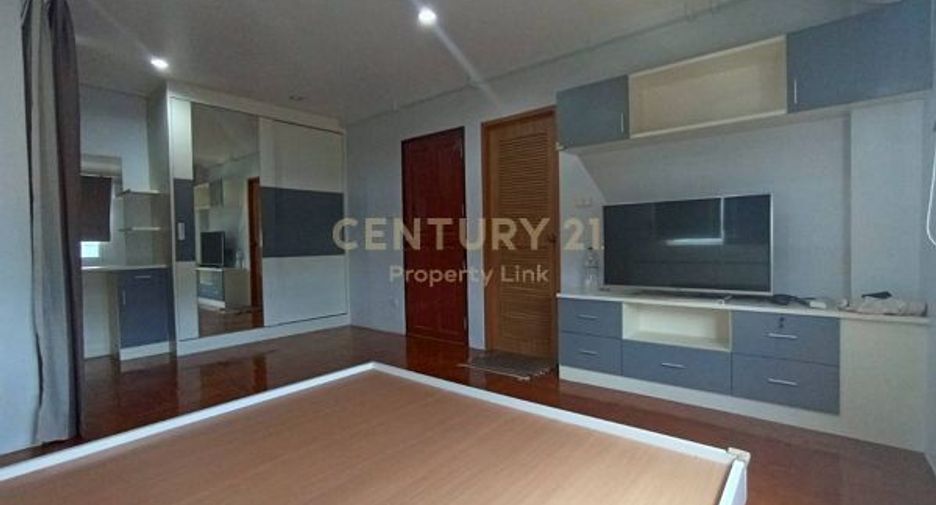 For sale 4 bedrooms townhouse in Huai Khwang, Bangkok
