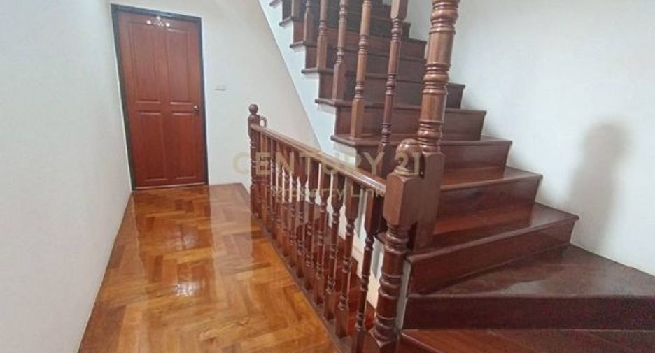 For sale 4 bedrooms townhouse in Huai Khwang, Bangkok