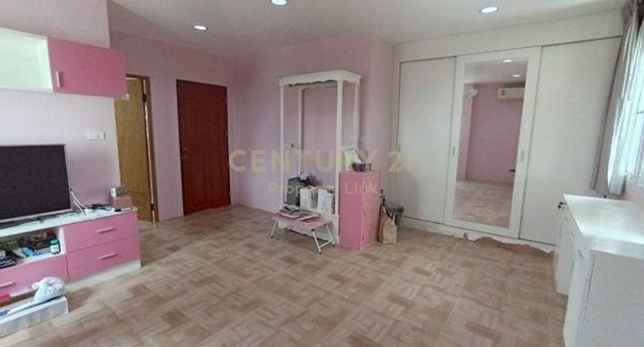 For sale 4 bedrooms townhouse in Huai Khwang, Bangkok